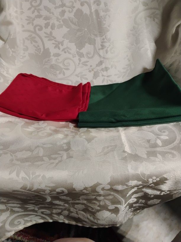 4 CLOTH NAPKINS