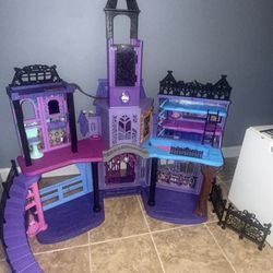Monster High Haunted High school Doll House  