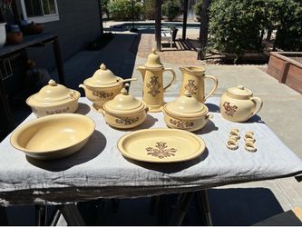 1976 Pfaltzgraff Village Dinnerware