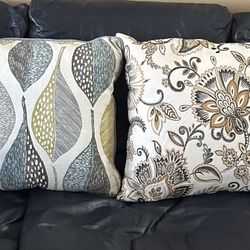 Four Beautiful Earth Tone accent Pillows. Like New