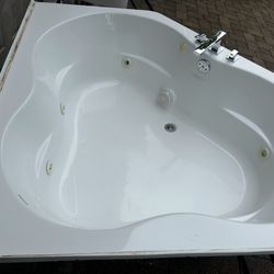 Bathtub With Jets With Faucet Excellent Condition 
