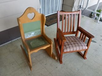 Dos sillas mecedoras para niños