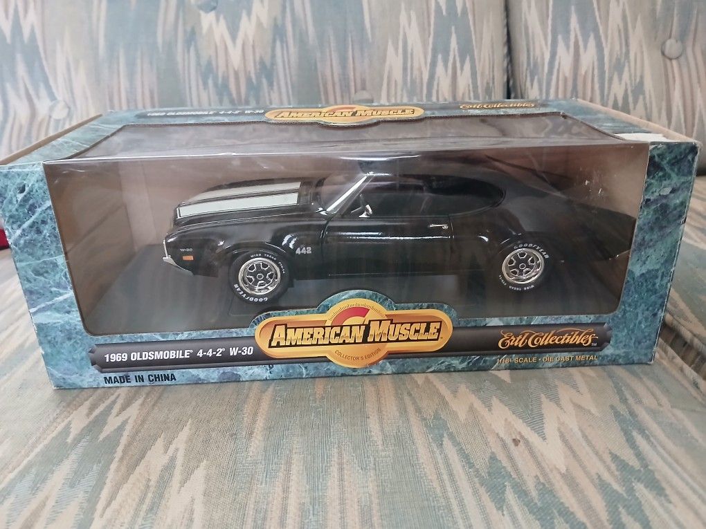 Toy 1:18 Scale Die-Cast Car
