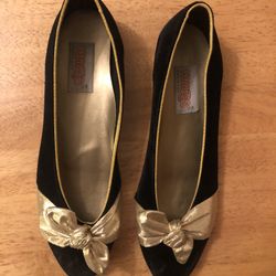 Winders Flat Shoe Black With Gold Bow Sz 9.5