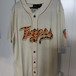 Boxlunch Exclusive Jersey Disney Winnie The Pooh Tigger Size L