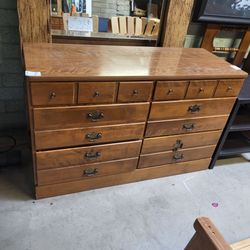 Dresser! Vintage Ethan Allen Dresser. Medium. See photos