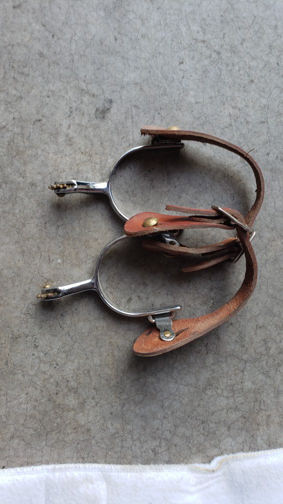 Ladies western spurs with straps