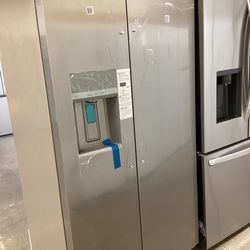 Frigidaire Gallery 36 in. 22.3 cu.ft. Side by Side Refrigerator w/ Water Dispenser and Ice Maker  New Scratch and Dent