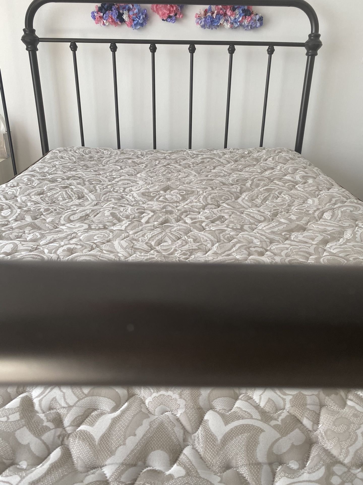 Full Size Mattress and Box Spring— contact free DELIVERY and pick up available!