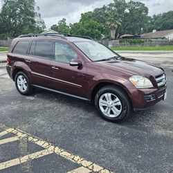 

2009 Mercedes-Benz GL320 CDI 4MATIC All-wheel drive
MPG: 22 city / 28 highway
Engine: 3.0 L V6 diesel 
7-speed automatic
Horsepower: 215 hp
Oil capa