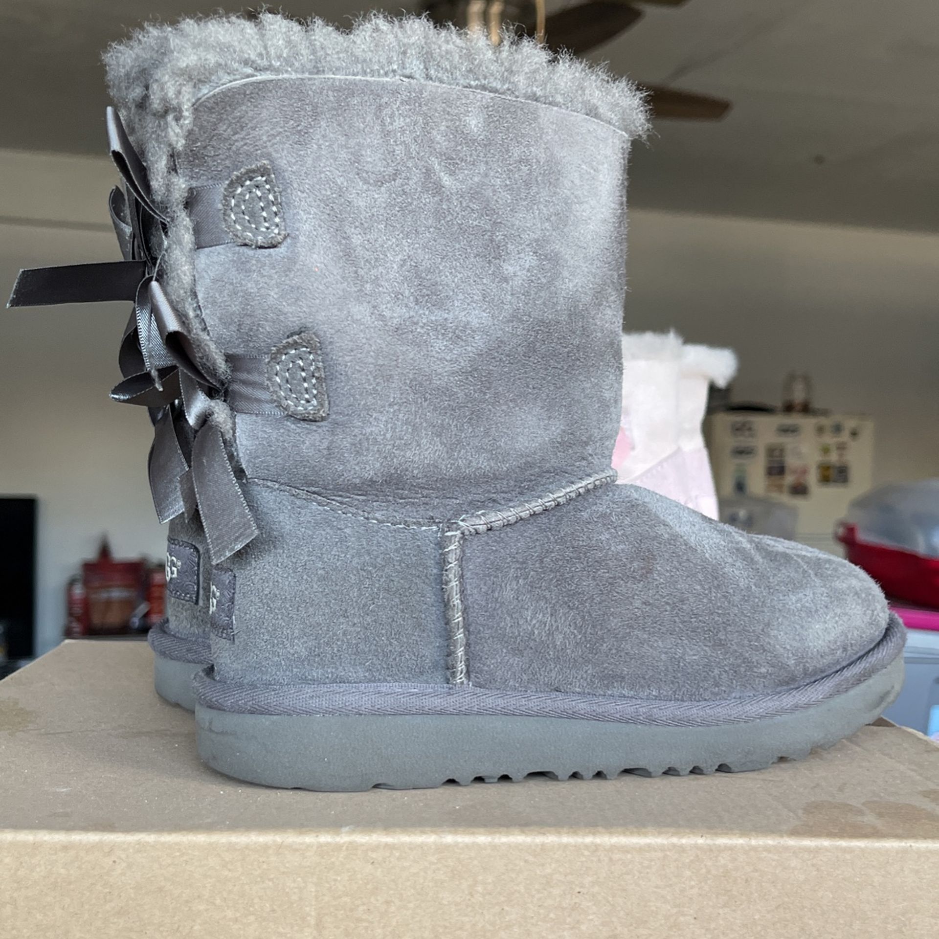 Ugg Bailey Bow In Grey Size 13 Kids