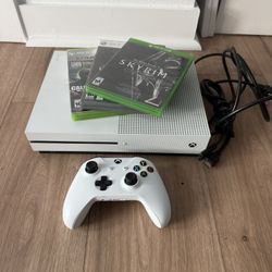 XBOX SERIES 1 S - Games, Controller, And Power Cable/HDMI Included