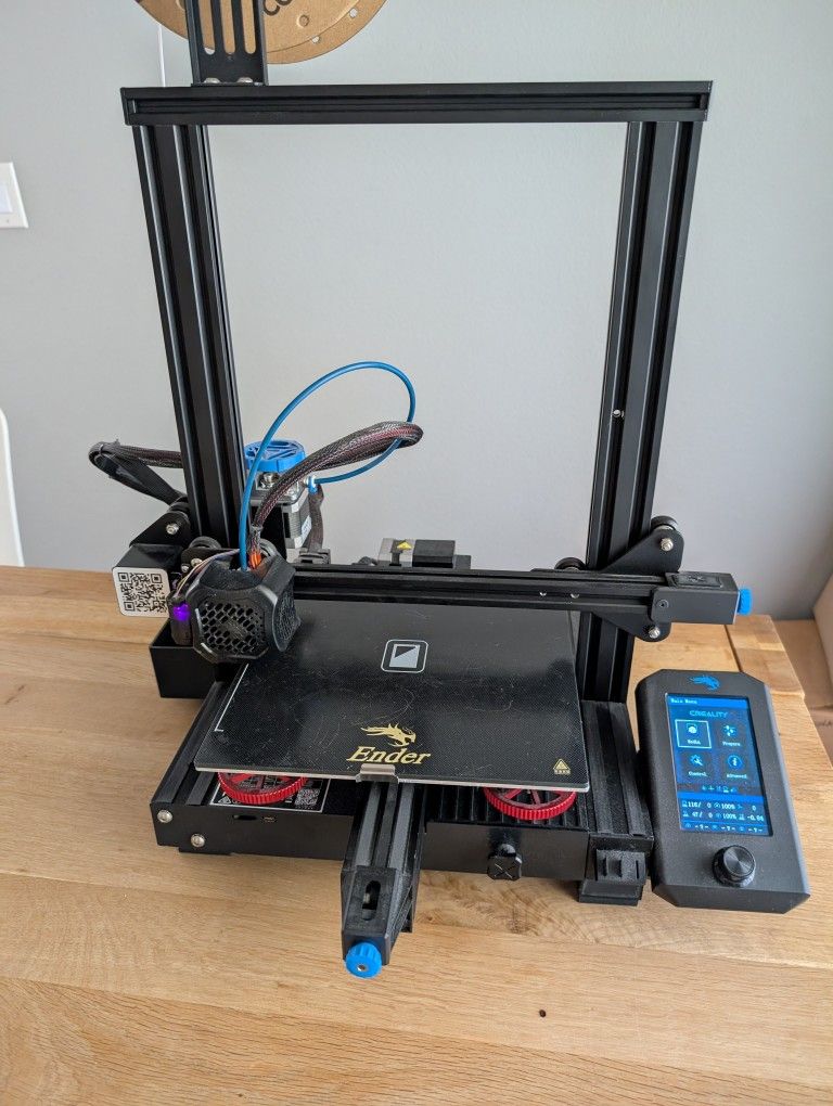 Excellent Ender 3 v2 3d Printer with Extras. Nicely Tuned. Prints Great!