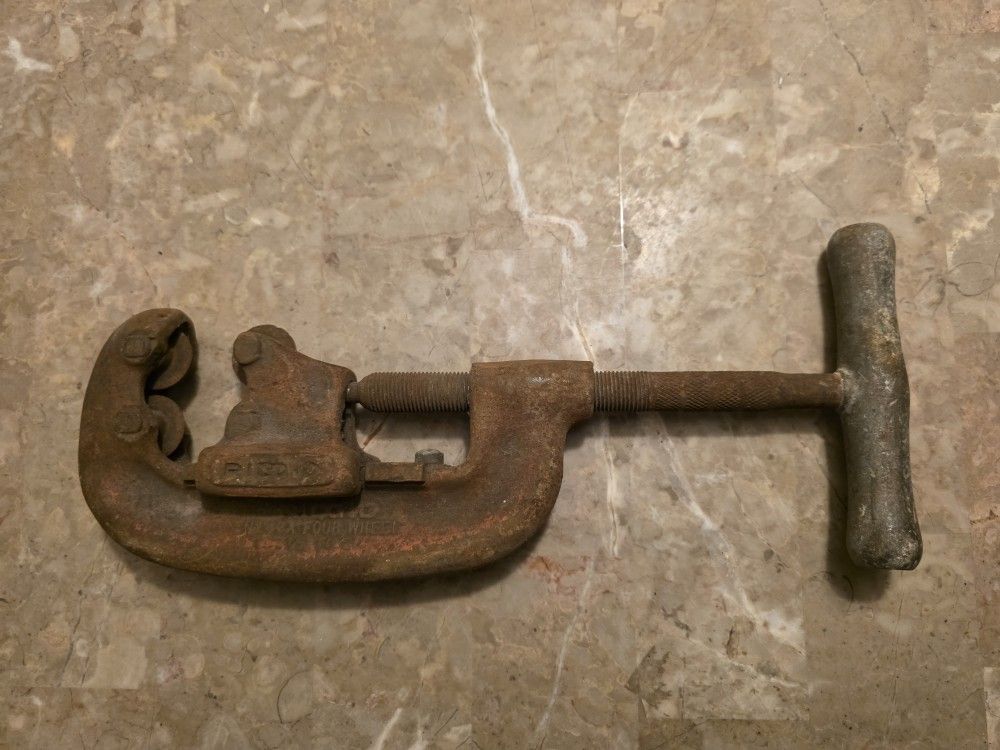 RIDGID Model 2-A Heavy-Duty Pipe Cutter.