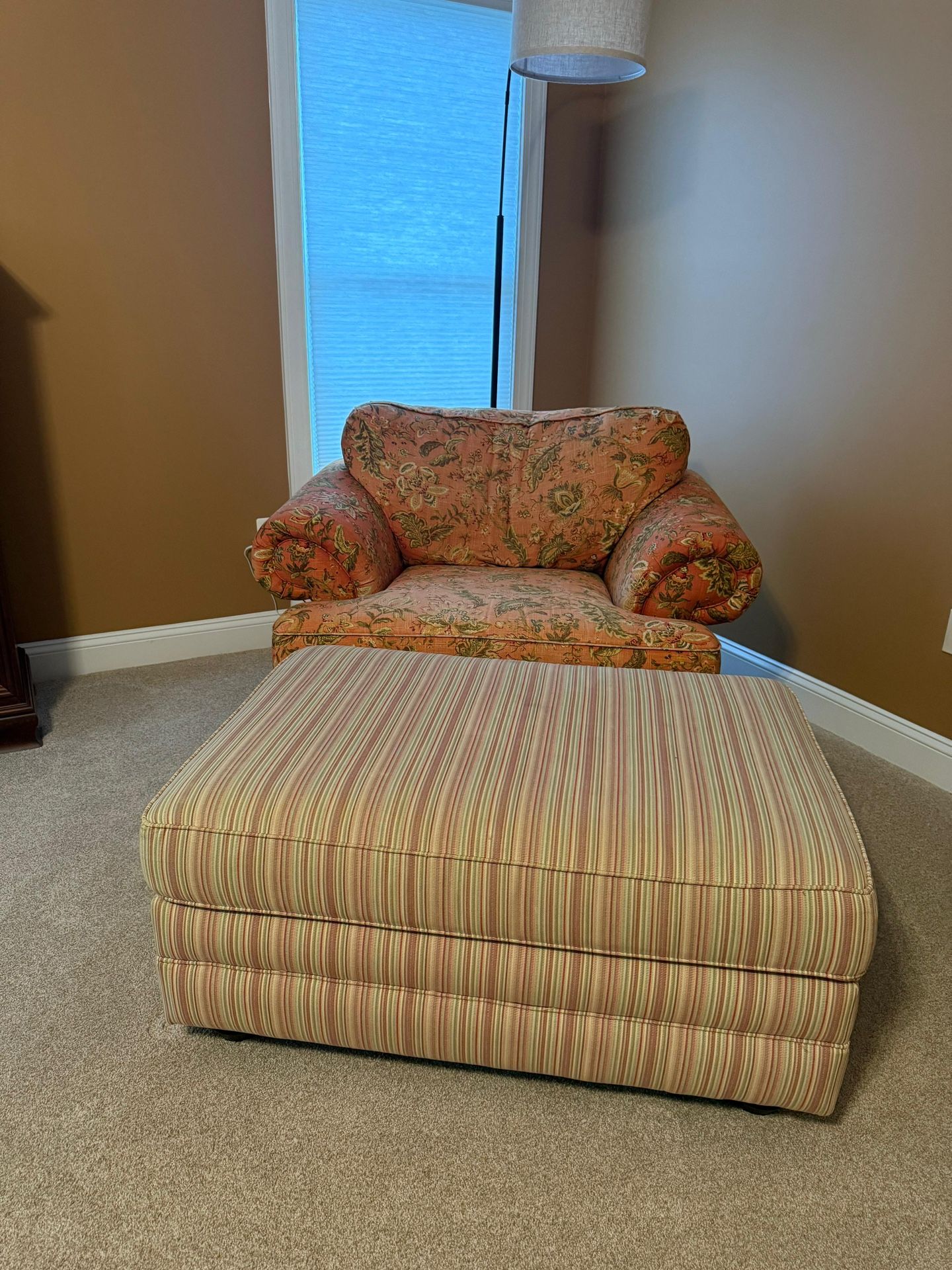 📍Chair + Large Ottoman