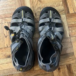KEEN MENS TARGHEE Closed Toe Sandals