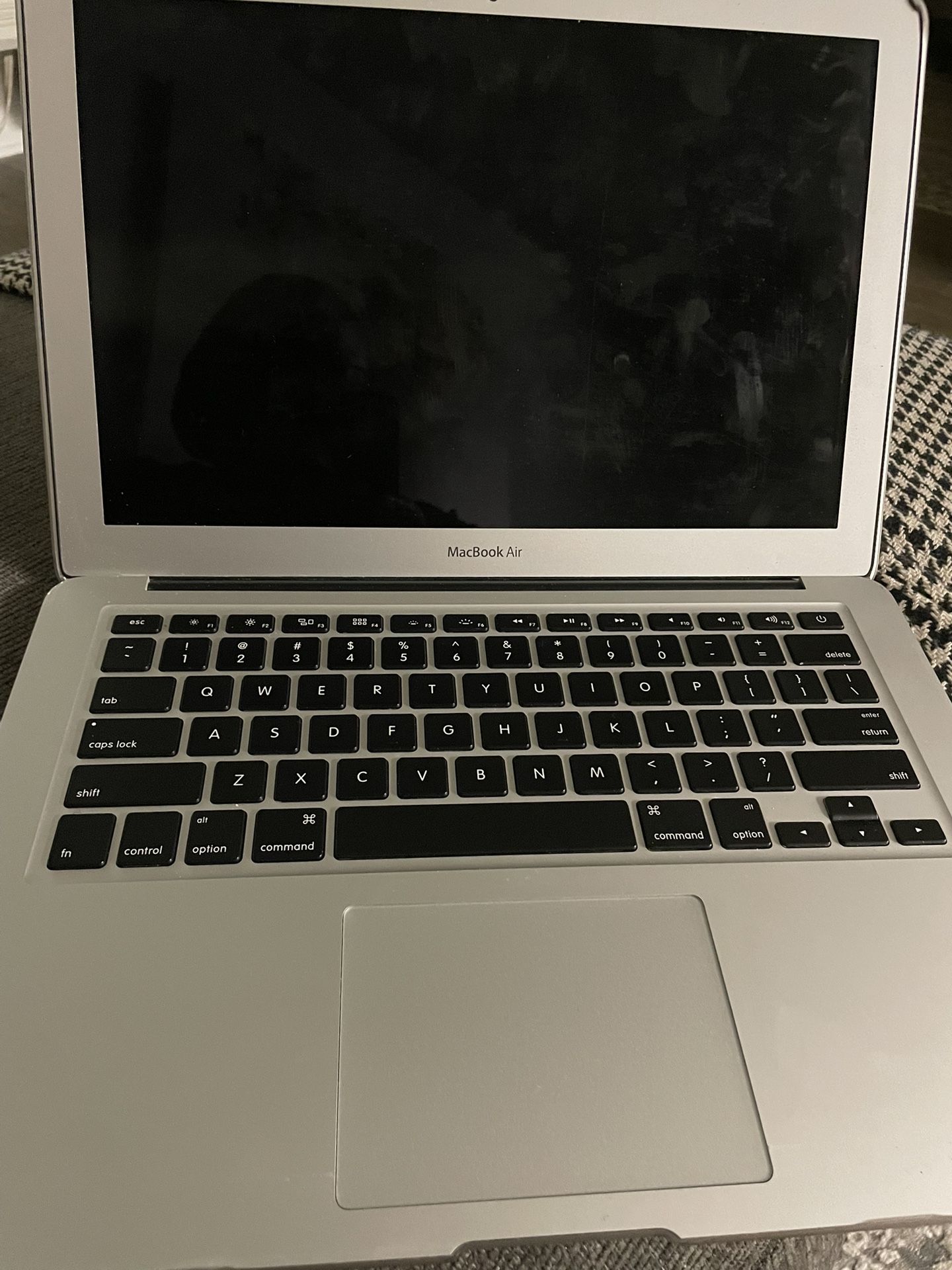 Apple Macbook Air 2017 with 1.8GHz Intel Core i5 (13-inch, 8GB RAM, 128GB SSD Storage) (QWERTY English) Silver