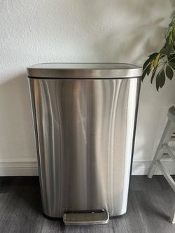 13 gal Steele trash can.