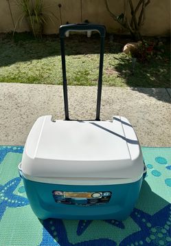 Like new 62 quart  Igloo cooler with wheels
