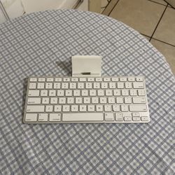 Official Apple Dock Keyboard – Compatible with iPad 1/2/3