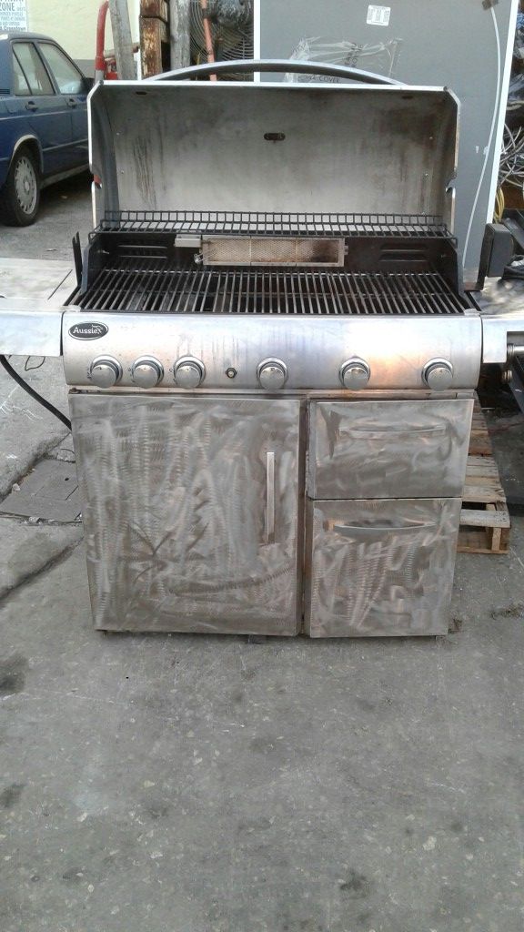 Used Gas Grill. Converted to Charcoal Grill Sold as is . Large Cooking