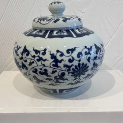 Exquisite Chinese Jar