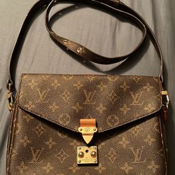 % Authentic Louis Vuitton Bags for Sale in Glendale, AZ - OfferUp