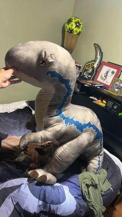 LIFE SIZE JURASSIC WORLD (BLUE) DINOSAUR