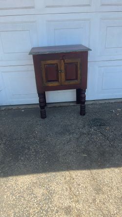 Antique end table Real Wood  $35Or best offer