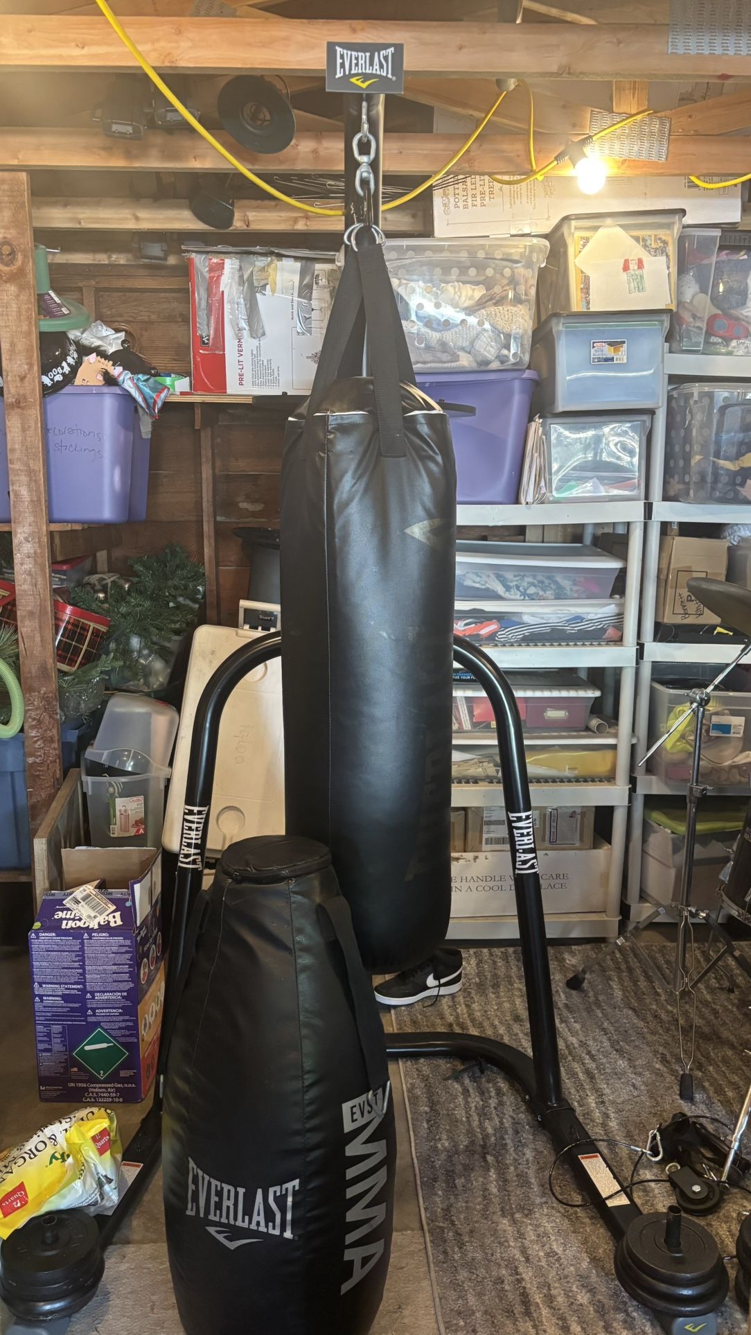 everlast punching bag and stand with extra punching bag