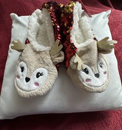Womens Reindeer Holiday Fleece-Lined Red/Gold Sequined Slipper Socks S/M (5-7)