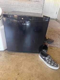 Mini fridge with freezer