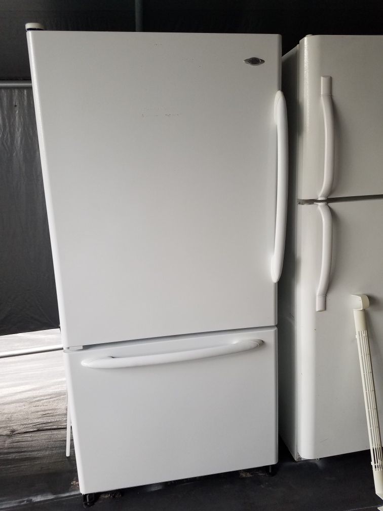 MAYTAG refrigerator WHITE