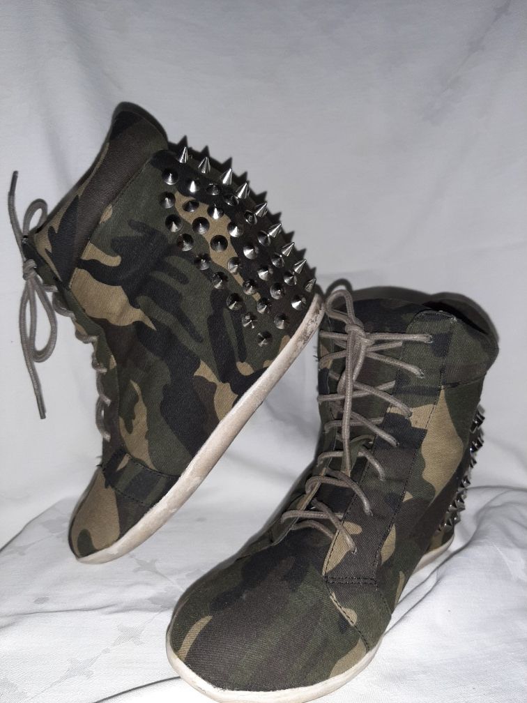 Glaze! Women's Stylish Camouflage Platform Wedge Lace up with Studs and Spikes. Size 6