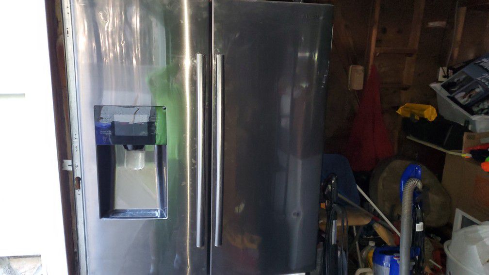 Almost New Never Really Used. Samsung Refrigerator For Sale.  200. Great DEAL.  