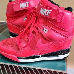 Nike Wedged Sneaker