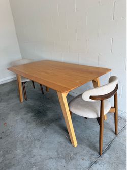 Modern Oak Dining Table – Seats 4–6 – $200 OBO