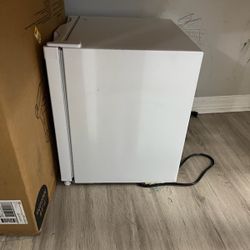 Mini Fridge 