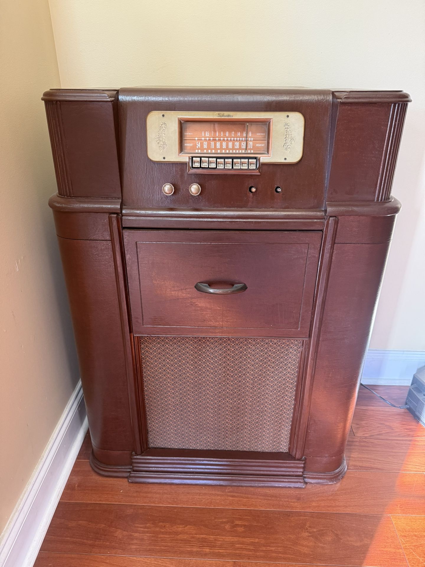 Vintage 1940s Silvertone radio