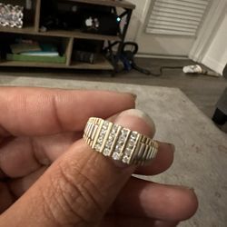 10k Gold And White Gold  Ring With 16 Diamonds 