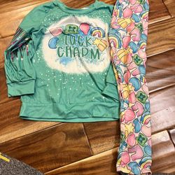 Girl’s st Patrick’s day lucky charm boutique outfit. Size 2xl fits like a 6/7