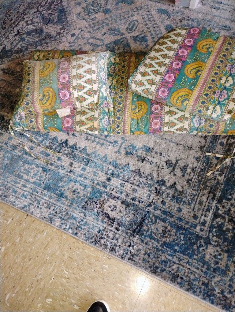 40 X 20. Bench Cushion Small Pillow And. Chair Cushion Little Faded Otherwise Good Condition Pickup Only Cash