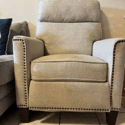 Beautiful Gorgeous Upholstered Manual Pushback Recliner 