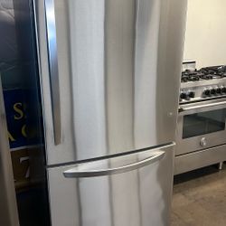 LG 33”WIDE BOTTOM FREEZER REFRIGERATOR STAINLESS STEEL 