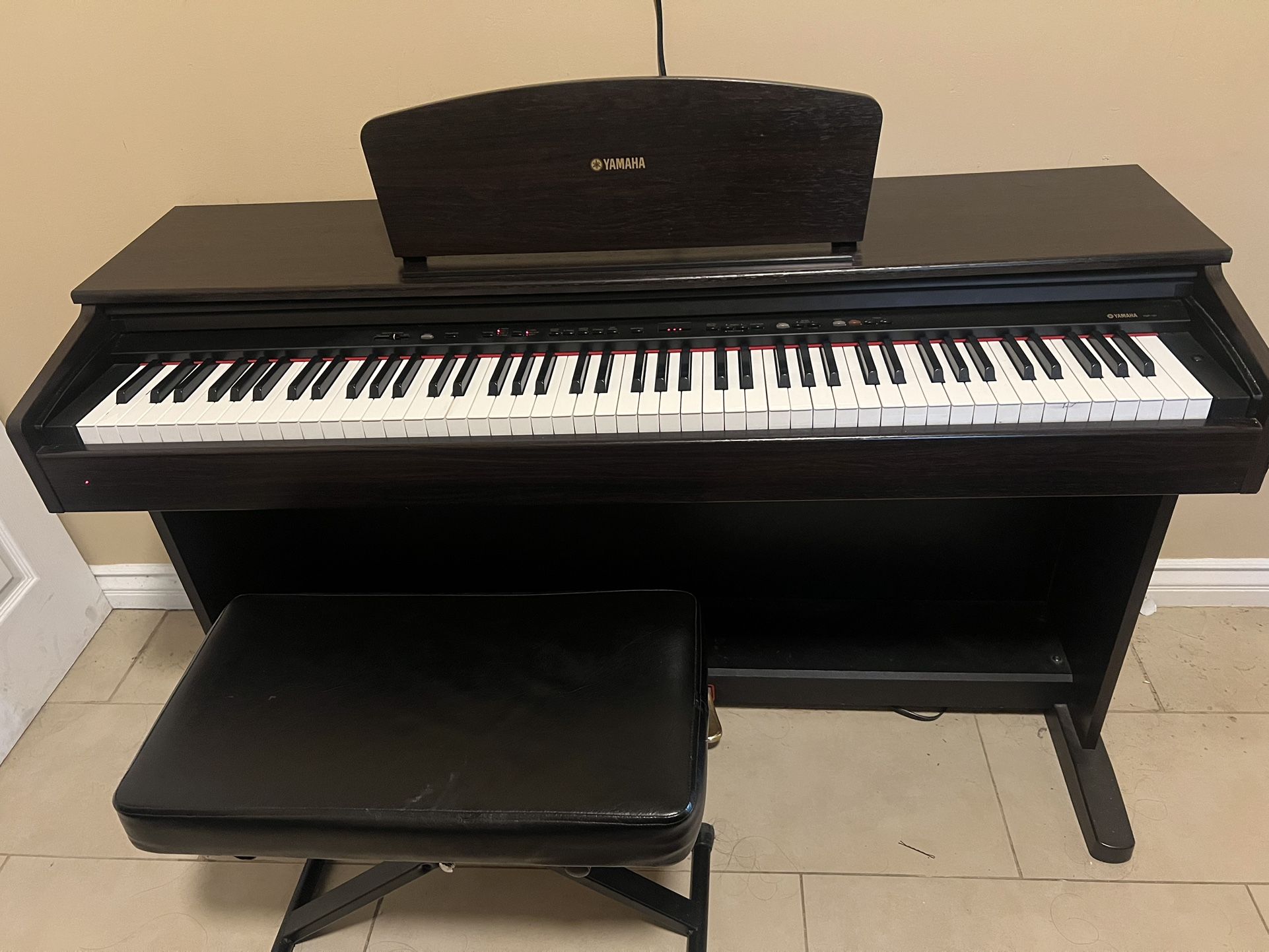 Piano Digital YAMAHA Con 3 Pedales Y Banco