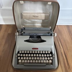 Royal Typewriter - Royaluxe 425 - Vintage From 1960s!!!!