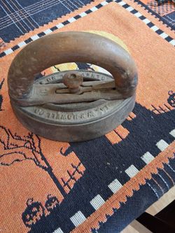 Vintage Howell Co. Iron