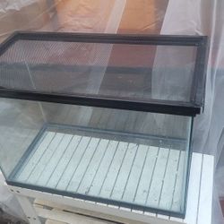 10 Gallon Fish Tank with Mesh Cover – Excellent Condition