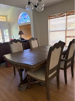 Dinning table w 4 chairs