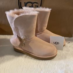 BEAUTIFUL AUTHENTIC UGGS CLASSIC SHORT CHARM WOMEN SIZE 6